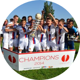 Ici nous voyons une équipes d'enfant de football tenant un trophée en 2014