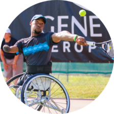 Ici nous voyons une personne sur un fauteuil roulant qui joue au tennis