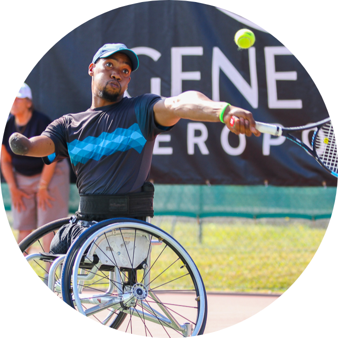 Ici nous voyons une personne sur un fauteuil roulant qui joue au tennis